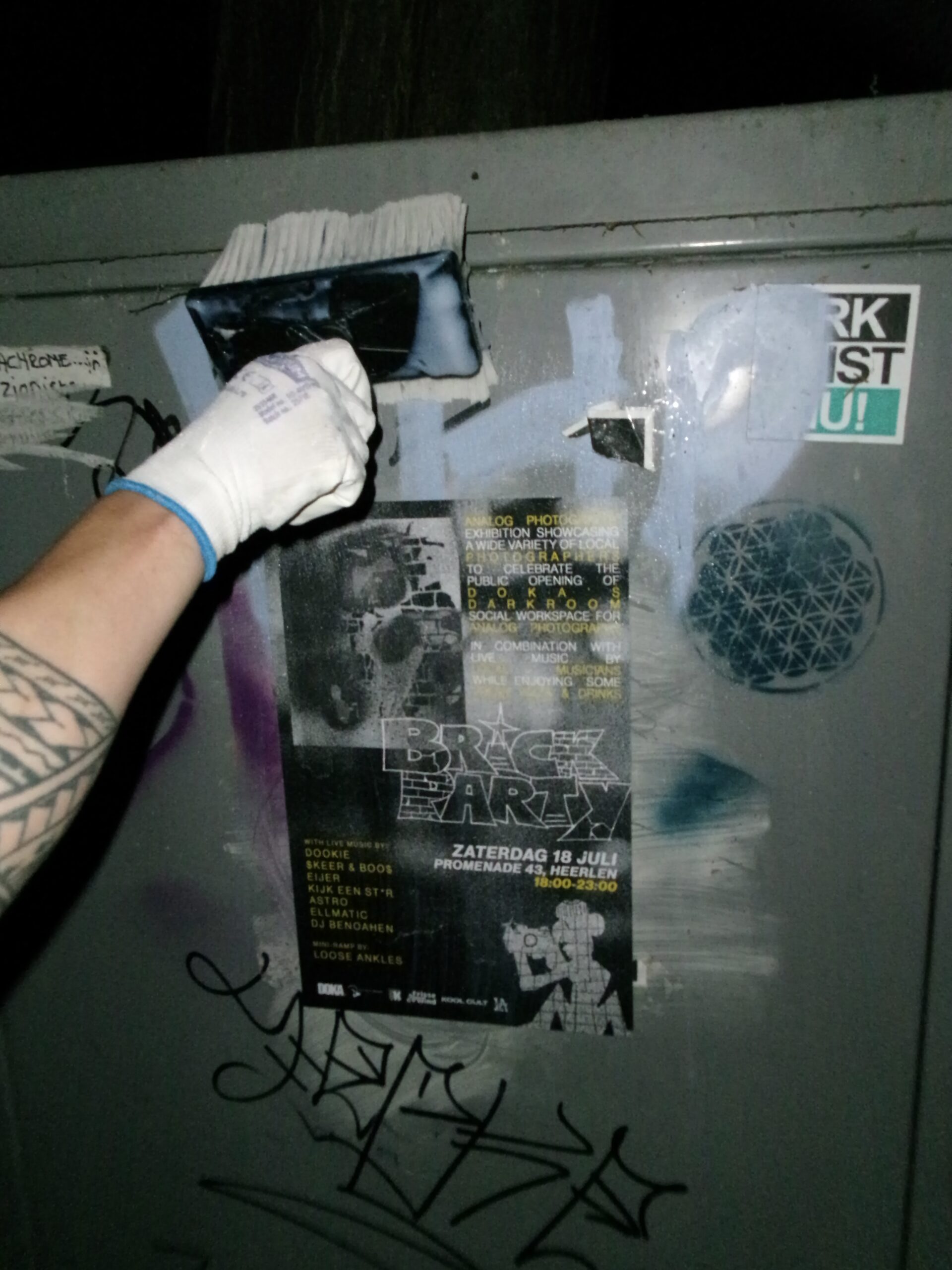 Poster plakken op straat