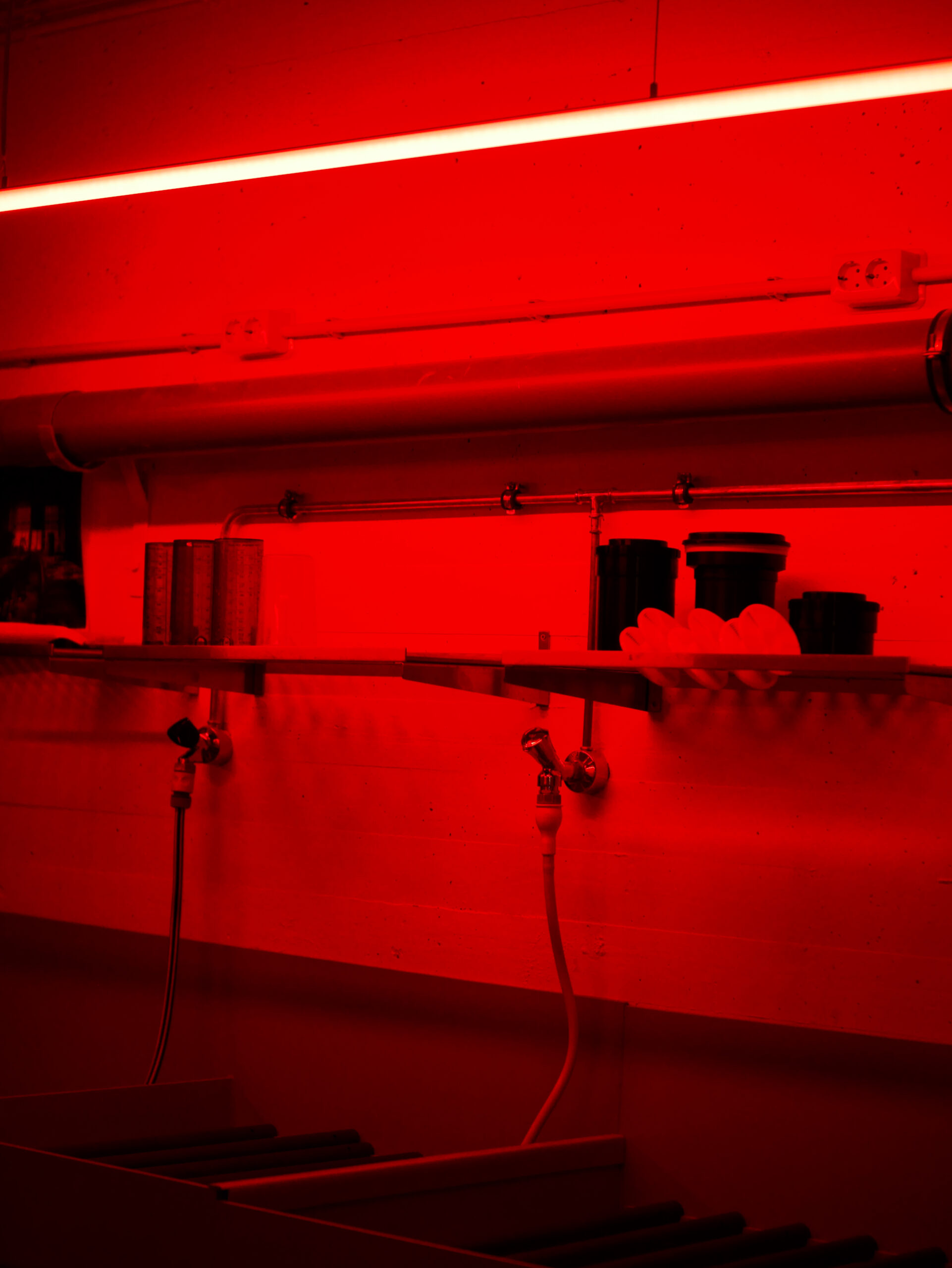 De donkere kamer onder rood licht