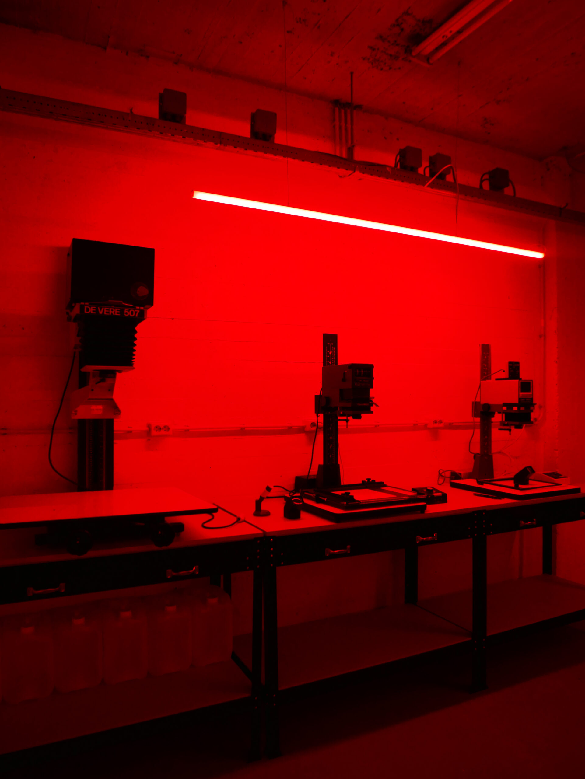 Vergroters onder rood safelight