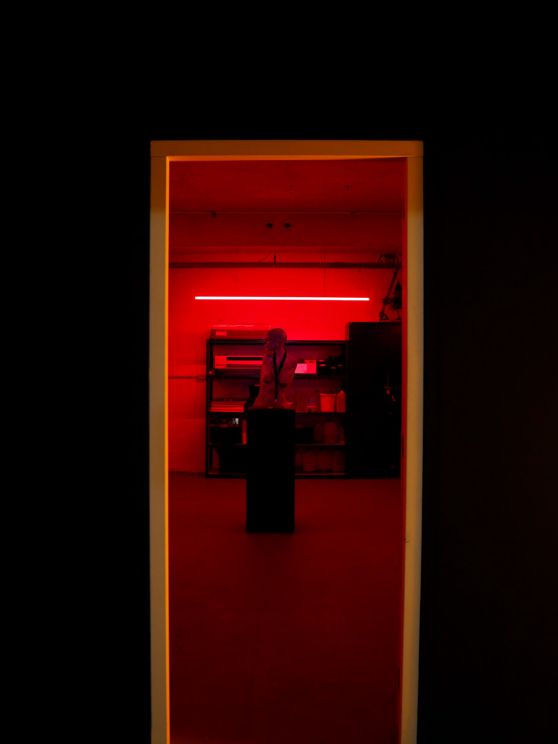 Doorkijk naar de donkere kamer
