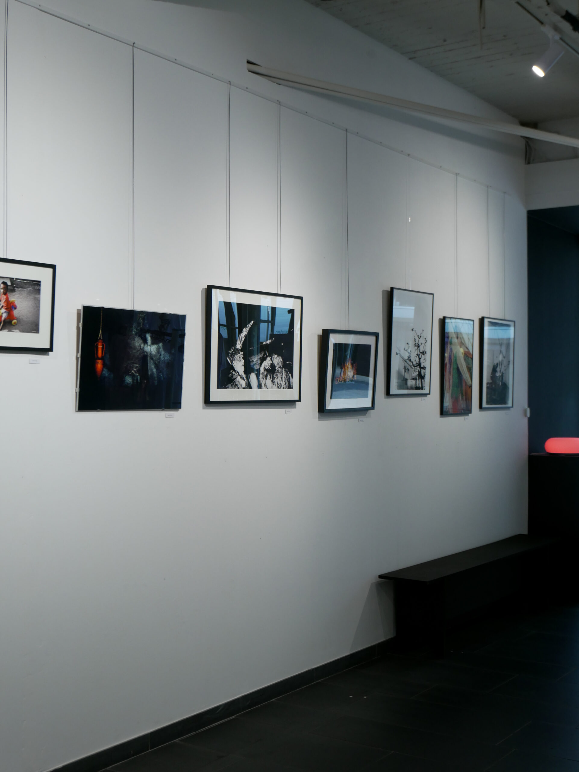Ingelijst werk in de expositieruimte